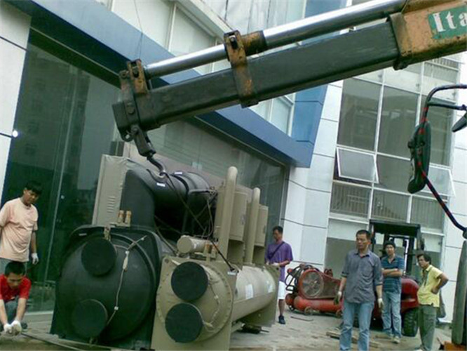 建始县随车吊和汽车吊的核心区别是什么？哪种更省钱？