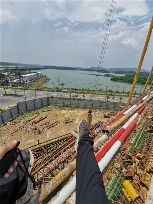 建始县作业中发生设备损坏或人员意外，责任怎么划分？